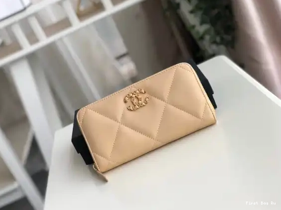 First Bag Ru ZIPPED WALLET 19 CHANEL 0516